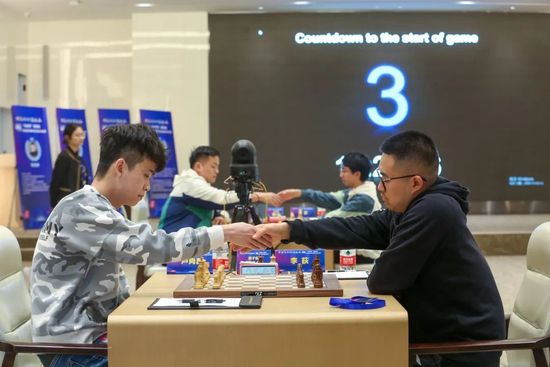 公交车被多人伦小说