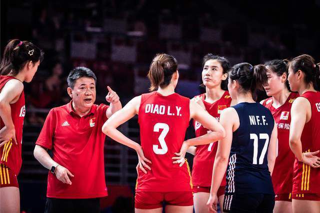 日本老师掀裙子打屁股网