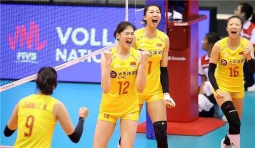 触手怪从下部入侵美女